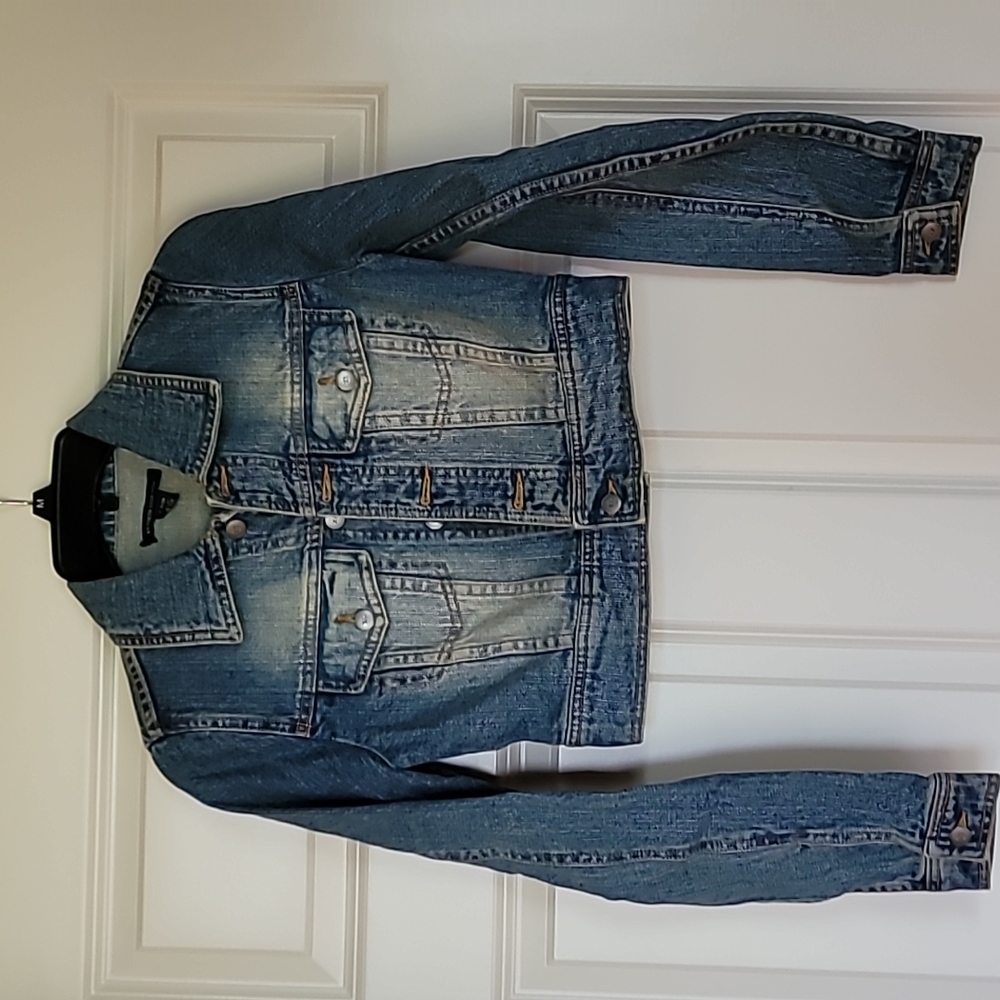 Sz small Kenneth Cole jean jacket. Cropped style. Excellent condition